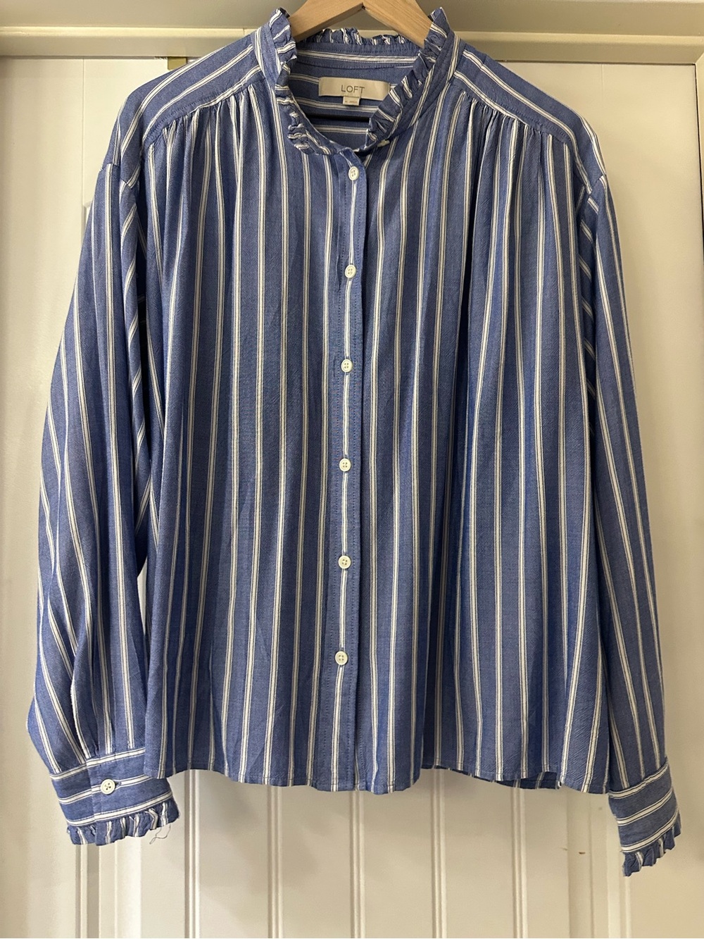 Euc LOFT Blue and White Striped Button-Down Shirt XL - Picture 5 of 7